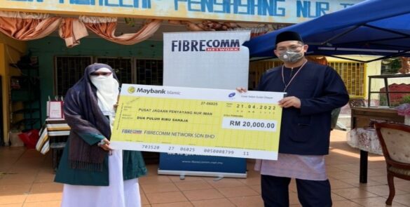 Sumbangan Wakalah Zakat Perniagaan di serahkan oleh CEO Fibrecomm kepada Ustazah Sharimah, Pengasas Pusat Jagaan Penyayang Nur Iman, Setapak, Kuala Lumpur