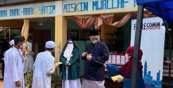 Sumbangan duit raya kepada penghuni Pusat Jagaan Penyayang NurIman