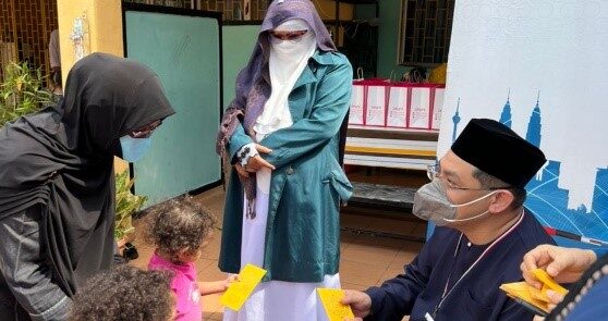 Sumbangan duit raya kepada penghuni Pusat Jagaan Penyayang NurIman
