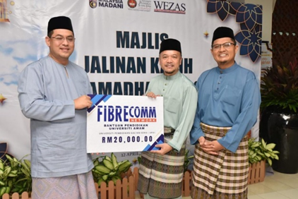 Sesi serahan “mock cheque” berjumlah RM20,000 oleh CEO Fibrecomm, En Shahrul Niza Bin Esa
kepada Pengarah WEZAS, Profesor Madya Dr. Mohd Abdul Nasir bin Abd Latif