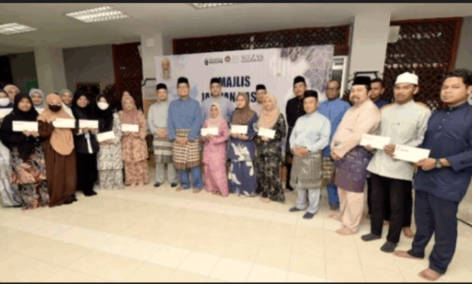 Sebahagian pelajar UPSI yang menerima zakat